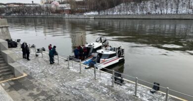 Автомобиль упал в Москва-реку