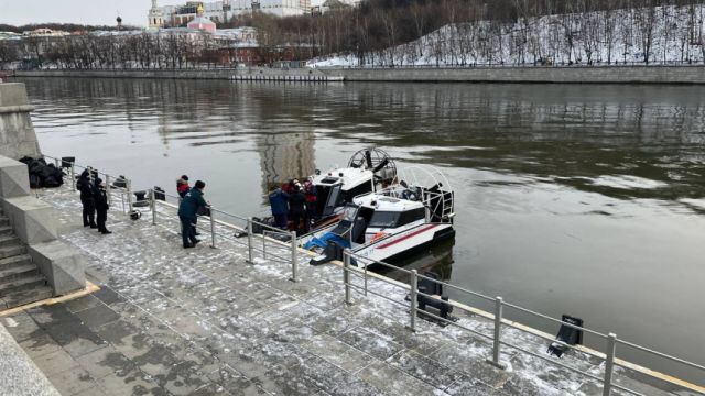 Автомобиль упал в Москва-реку