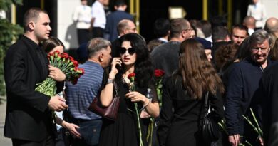 Гости перед началом церемонии прощания с Романом Старовойтом в ЦКБ