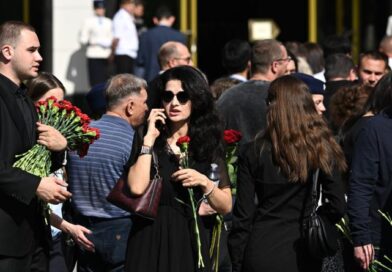 Гости перед началом церемонии прощания с Романом Старовойтом в ЦКБ