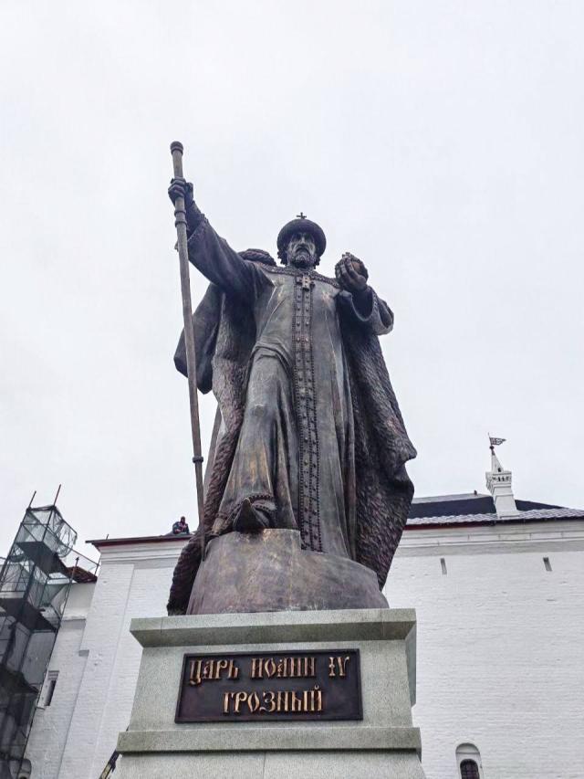Памятник Ивану Грозному на кремлевской площади в Вологде 