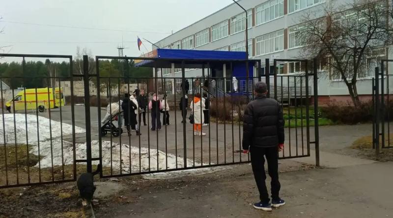 Подросток зарезал учительницу возле школы в Пермском крае