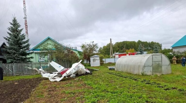 Самолет рухнул в огород частного дома в Татарстане