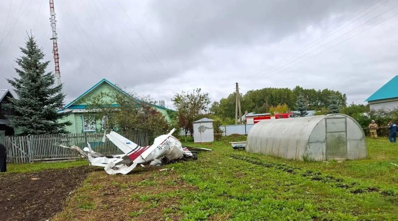 Самолет рухнул в огород частного дома в Татарстане